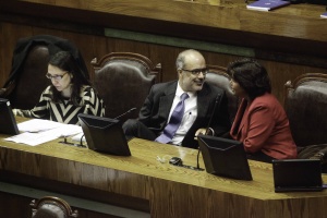 Ministro de Hacienda, Rodrigo Valdés, junto a la diputada Yasna Provoste.