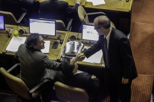 Ministro de Hacienda, Rodrigo Valdés, saluda al diputado Iván Fuentes. 