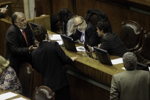 Ministro Valdés dialoga con parlamentarios durante la discusión de la Ley de Presupuestos en la Cámara de Diputados.