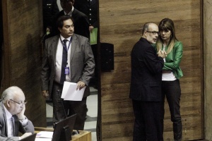 Ministros de Hacienda y Trabajo, Rodrigo Valdés y Ximena Rincón, respectivamente, dialogan durante la discusión presupuestaria en la Cámara de Diputados.