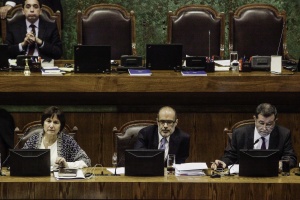 Ministro de Hacienda, Rodrigo Valdés, ministra de Salud, Carmen Castillo y subsecretario del Interior, Mahmud Aleuy, durante la discusión de la partida de Salud en la Cámara Baja. 