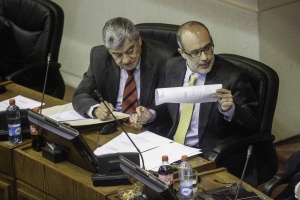 Ministro de Hacienda, Rodrigo Valdés, junto al director de Presupuestos, Sergio Granados, durante la discusión de la Ley de Presupuesto en el Senado.