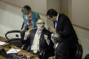 Ministro de Hacienda, Rodrigo Valdés, mantiene diálogo con senadores oficialistas.