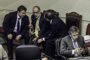 Ministro de Hacienda sostiene dialogo con senadores de oposición.