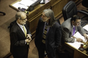 Ministro de Hacienda, Rodrigo Valdés, conversa con el senador Juan Pablo Letelier, durante la discusión presupuestaria en la Sala del Senado.
