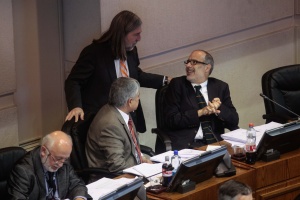 Ministro de Hacienda, Rodrigo Valdés, junto al director de Presupuestos, Sergio Granados, dialogan con el senador Juan Pablo Letelier durante segunda jornada del debate presupuestario en el Senado.