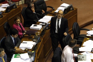 Ministro de Hacienda, Rodrigo Valdés, durante el debate presupuestario en la Sala del Senado.