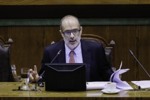 El ministro Rodrigo Valdés, participó de la discusión en Sala del proyecto de reajuste del sector público.