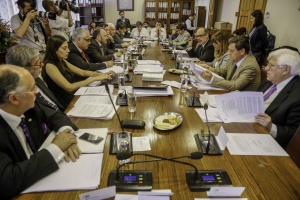 Ministros Valdés y Rincón abordan reajuste del sector público en Comisión de Hacienda de la Cámara de Diputados.