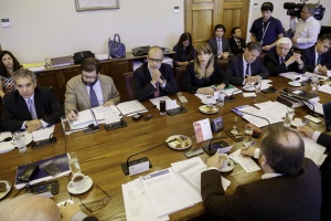 Ministros de Hacienda y Trabajo abordan reajuste del sector público en la Comisión de Hacienda de la Cámara Baja.