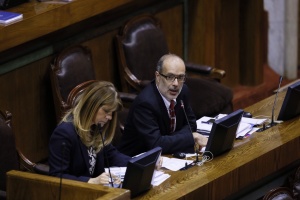 Ministro de Hacienda, Rodrigo Valdés, aborda el reajuste del sector público previo a la votación en la Cámara de Diputados.