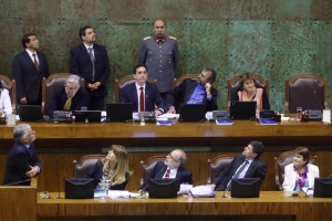 Ministros de Hacienda, Trabajo, Segpres y Segegob observan la aprobación por 47 votos a favor, 24 contra y 17 abstenciones del reajuste al sector público en la Cámara de Diputados.