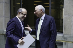 Ministro Valdés dialoga con Mauricio Larraín, director del Banco Santander.