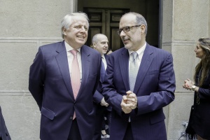 El ex vicepresidente del Banco Central, Jorge Desormeaux, junto al ministro Rodrigo Valdés.