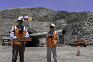 Ministro de Hacienda, Rodrigo Valdés, junto al presidente ejecutivo de Codelco, Nelson Pizarro, en proyecto Chuquicamata Subterránea. 