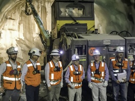 Ministro Valdés y ejecutivos de Codelco visitan túnel de inyección de aire en Chuquicamata Subterránea. 