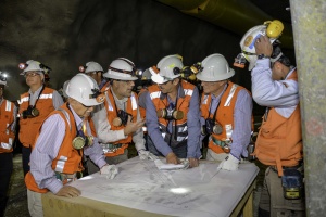 Ministro Rodrigo Valdés inspecciona planos de proyecto Chuquicamata Subterránea.