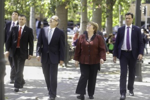 Ministro Valdés camina junto a Presidenta Bachelet. 