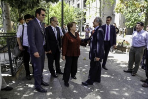 Ministro Valdés y Presidenta Bachelet saludan a diputado Ceroni.