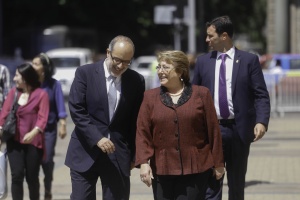 Ministro Rodrigo Valdés camina y dialoga con la Presidenta Michelle Bachelet. 