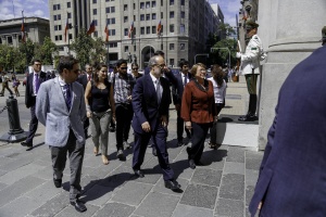Ministro Valdés y Presidenta Bachelet arriban a La Moneda.
