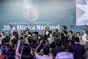 10 de abril: Ministro de Hacienda, Alberto Arenas, en ceremonia de promulgación de la ley de emisión radial del 20% de música nacional en el Palacio de La Moneda.
