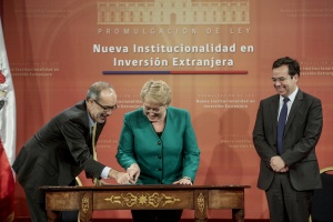 16 de junio: Ministro Valdés en la ceremonia de promulgación de la Ley que crea una Nueva Institucionalidad en Inversión Extranjera, en una actividad encabezada por la Presidenta de la República, Michelle Bachelet, y el titular de Economía, Luis Felipe Céspedes.