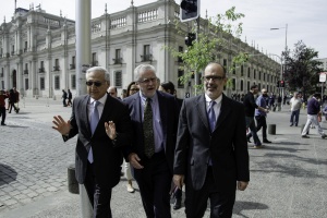 23 de octubre: Ministros de Hacienda, Energía y Relaciones Exteriores, Rodrigo Valdés, Máximo Pacheco y Heraldo Muñoz, respectivamente, salen de La Moneda tras la firma del acuerdo que elimina la doble tributación con Italia.