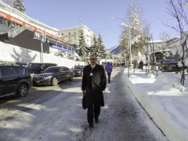 Ministro de Hacienda camina por calles de ciudad suiza de Davos camino a su intervención en foro sobre minería. 