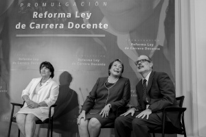  4 de marzo: Ministro Valdés acompaña a la Presidenta Bachelet en la promulgación de la Reforma a la Ley de Carrera Docente. 