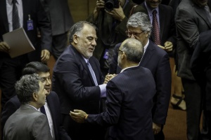 22 de marzo: Ministro Valdés saluda a Osvaldo Andrade, quien asume como nuevo presidente de la Cámara de Diputados.