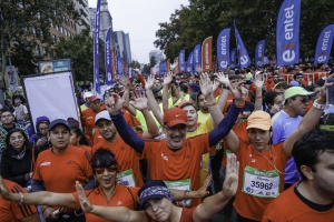  3 de abril: Ministro de Hacienda participa en la Maratón de Santiago.