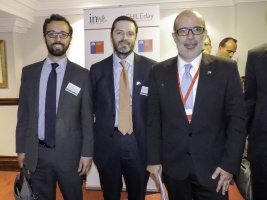 Ministro Valdés con Christopher Bosler, gerente general de Bolsa de Productos y Vicente Mira, director APIE Chile.
