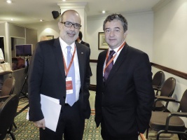 Ministro Valdés en ChileDay junto a senador Juan Antonio Coloma, miembro de la Comision de Hacienda del Senado.