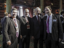 Ministro Valdés en ChileDay con senadores Girardi y Coloma junto a Premio Nobel de Economía Cristopher Pissarides.