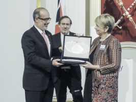 Ministro Valdés entrega premio Inbest-El Mercurio a presidenta AmCham, Kathleen Barclay por su aporte al desarrollo del mercado de capitales.