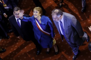 Presidenta Bachelet saluda a la galería previo a discurso del 21 de mayo.