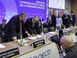 Ministro Valdés prepara sus apuntes para presidir panel sobre productividad para crecimiento inclusivo en cumbre OCDE.