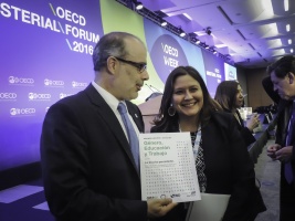 Ministro Valdés recibe de Alejandra Sepúlveda, directora de ComunidadMujer, reporte sobre equidad de género en Chile durante Cumbre OCDE.