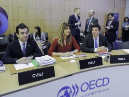 La delegación de Chile liderada por ministros de Economía, Trabajo y Transportes participa en sesión sobre productividad liderada por ministro de Hacienda de Chile.