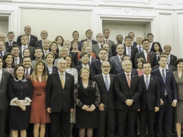 Foto oficial de final de jornada en Cumbre OCDE con Presidenta, ministros y todas las autoridades de países miembros.