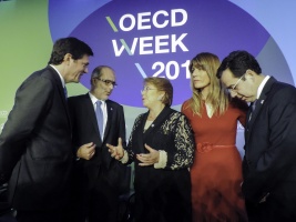 Ministros de Hacienda, Economía, Trabajo y Transportes junto a Presidenta y Secretario General OCDE en Cumbre Ministerial.