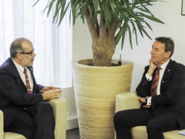 Ministro Valdés se reúne con Jim O`Neill, secretario comercial del Tesoro de Gran Bretaña.