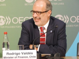 Ministro Valdés en conferencia de prensa de cierre de Cumbre OCDE.