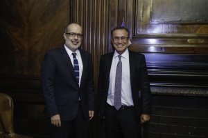 El ministro Valdés junto al destacado economista, Nouriel Roubini, analizaron el escenario económico externo y local.