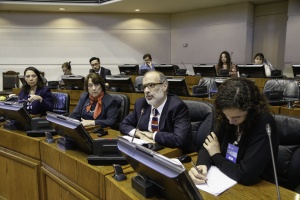 8 de junio: Ministro Valdés intervienen en la Comisión de Derechos Humanos del Senado para entregar información sobre recursos destinados a los menores que residen en centros del Sename.
