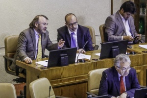 3 de agosto: Rodrigo Valdés dialoga con el diputado Pepe Auth en la Sala de la Cámara que   aborda el proyecto de medios de pago. 