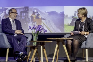 25 de agosto: Ministro Valdés dialoga con la presidenta de la Cámara Chilena Norteamericana   de Comercio (AmCham), Kathleen Barclay, durante seminario “Chile en el Mundo: Desafíos de   crecimiento e integración en un contexto globalizado”.