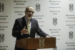 Ministro de Hacienda, Rodrigo Valdés, explica la importancia de ser el primer Ministerio en tener un Código de Ética del sector público. 
