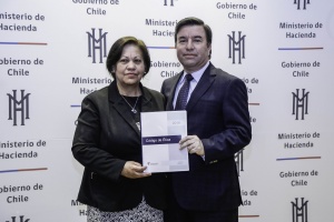 Tesorero General de la República, Hernán Frigolett, recibe Código de Ética por parte de Rosa Pino, presidenta de la Asociación de Funcionarios.